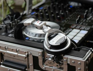 How To Pick The Right Wedding DJ